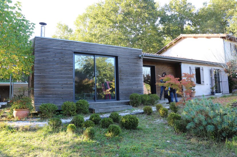 Lassime-Extension-en-ossature-bois-dune-maison-photo-n°5-vue-entrée-@a_traits-architecture-1.jpg